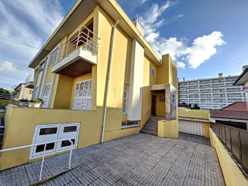 House 4 Bedrooms in Cidade da Maia