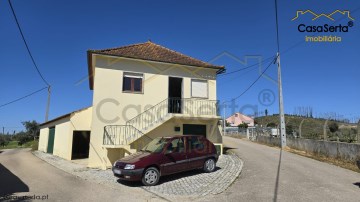 House 3 Bedrooms in Almoster