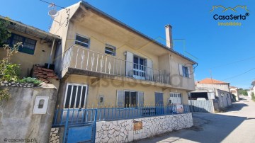 House 4 Bedrooms in Graça