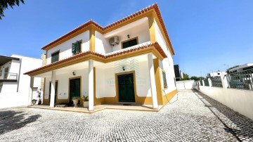 House 5 Bedrooms in Nossa Senhora de Fátima