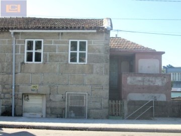 House 4 Bedrooms in Comesaña - Matamá