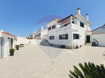 House 5 Bedrooms in Atouguia da Baleia