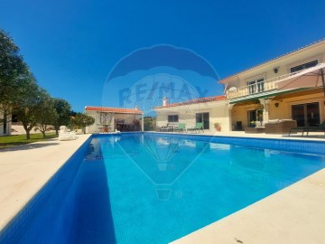 House 5 Bedrooms in Olho Marinho