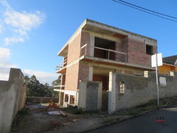 House 4 Bedrooms in Lobão, Gião, Louredo e Guisande