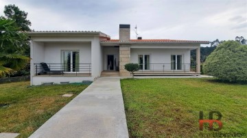 House 4 Bedrooms in Mentrestido