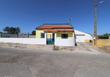 House 3 Bedrooms in Coruche, Fajarda e Erra