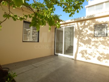 House 2 Bedrooms in Colares