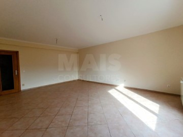 House 4 Bedrooms in Cadaval e Pêro Moniz