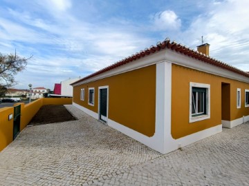 House 4 Bedrooms in Cadaval e Pêro Moniz