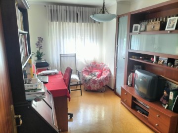 Apartment 3 Bedrooms in Camarate, Unhos e Apelação