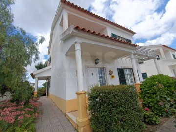 House 3 Bedrooms in Vermelha