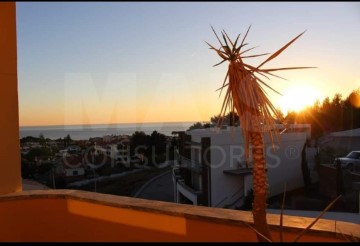 House 4 Bedrooms in Carcavelos e Parede