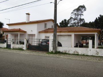 House 4 Bedrooms in Nadadouro