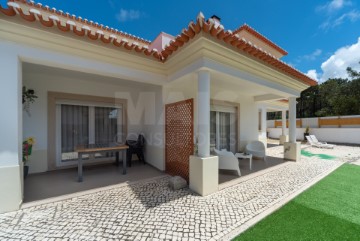 House 4 Bedrooms in Amoreira