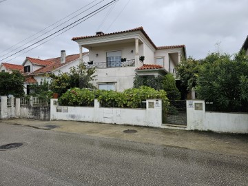 House 4 Bedrooms in Pataias e Martingança