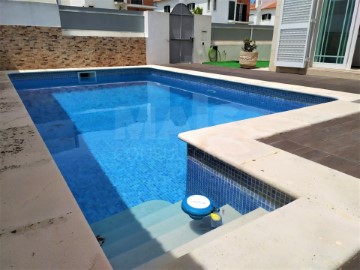 House 4 Bedrooms in Sesimbra (Castelo)