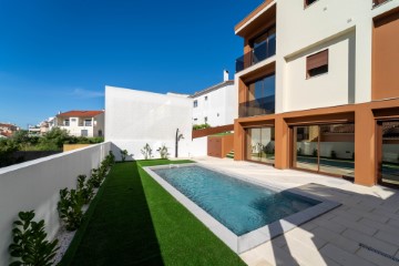 House 5 Bedrooms in Santa Iria de Azoia, São João da Talha e Bobadela