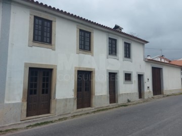 House 4 Bedrooms in Mouronho