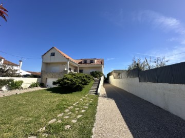House 3 Bedrooms in Tornada e Salir do Porto