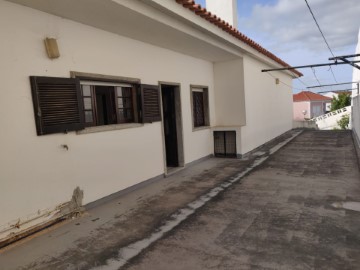 House 5 Bedrooms in União Freguesias Santa Maria, São Pedro e Matacães