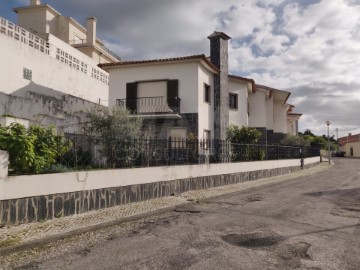 House 5 Bedrooms in União Freguesias Santa Maria, São Pedro e Matacães