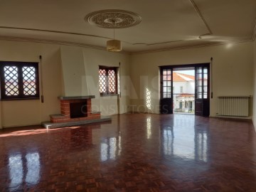 House 5 Bedrooms in União Freguesias Santa Maria, São Pedro e Matacães