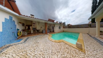 House 5 Bedrooms in Nossa Senhora de Fátima