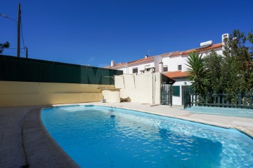 House 4 Bedrooms in Sesimbra (Castelo)