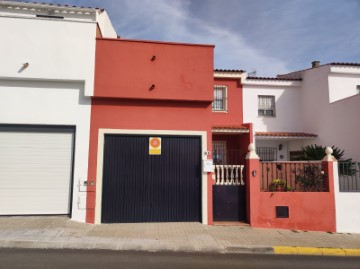 House 3 Bedrooms in Gines
