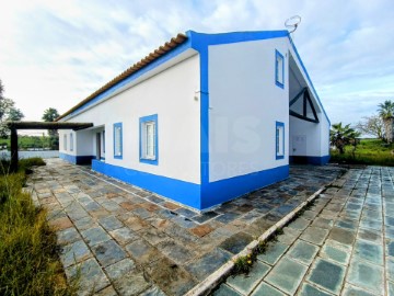 House 3 Bedrooms in São Cristóvão