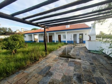 House 3 Bedrooms in São Cristóvão