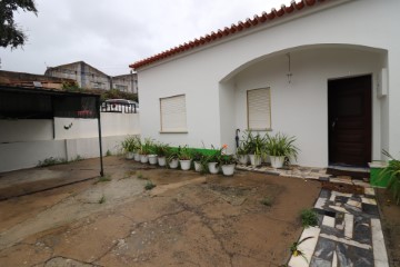 House 4 Bedrooms in Coruche, Fajarda e Erra