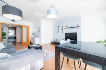 Apartment 3 Bedrooms in Camarate, Unhos e Apelação