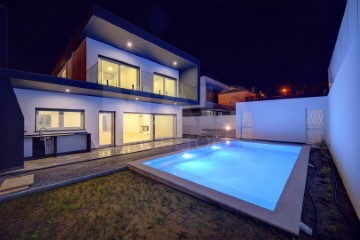 House 5 Bedrooms in Odivelas