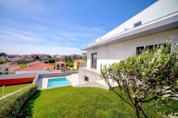 House 3 Bedrooms in Silveira