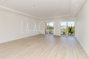 Apartment 3 Bedrooms in Carcavelos e Parede