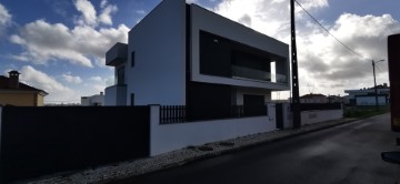 House 4 Bedrooms in Santo António dos Cavaleiros e Frielas