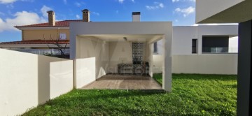 House 4 Bedrooms in Santo António dos Cavaleiros e Frielas