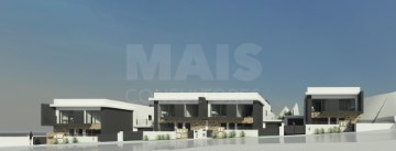 House 4 Bedrooms in Charneca de Caparica e Sobreda