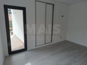 Apartment 3 Bedrooms in Rio de Mouro