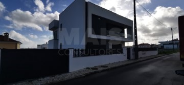 House 4 Bedrooms in Santo António dos Cavaleiros e Frielas