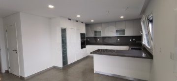 House 4 Bedrooms in Santo António dos Cavaleiros e Frielas