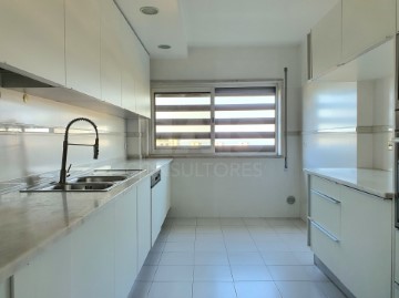 Apartment 3 Bedrooms in Sacavém e Prior Velho