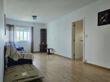 Appartement 3 Chambres à Santo António dos Cavaleiros e Frielas