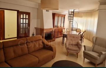 Apartment 3 Bedrooms in Ramada e Caneças