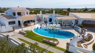 House 4 Bedrooms in Silves