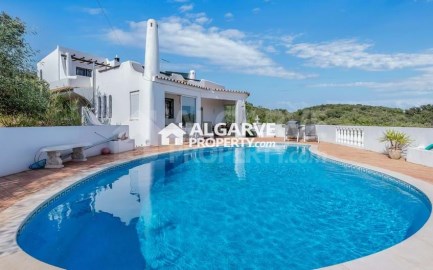 House 4 Bedrooms in Quarteira