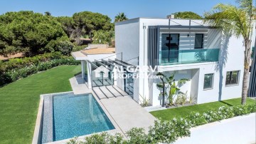 House 5 Bedrooms in Quarteira