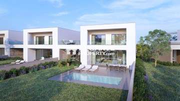 House 4 Bedrooms in Quarteira