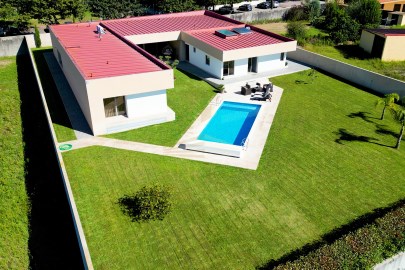 House 4 Bedrooms in Castêlo da Maia